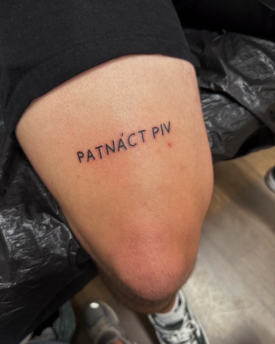 Tetování nápisu Patnáct piv na stehně